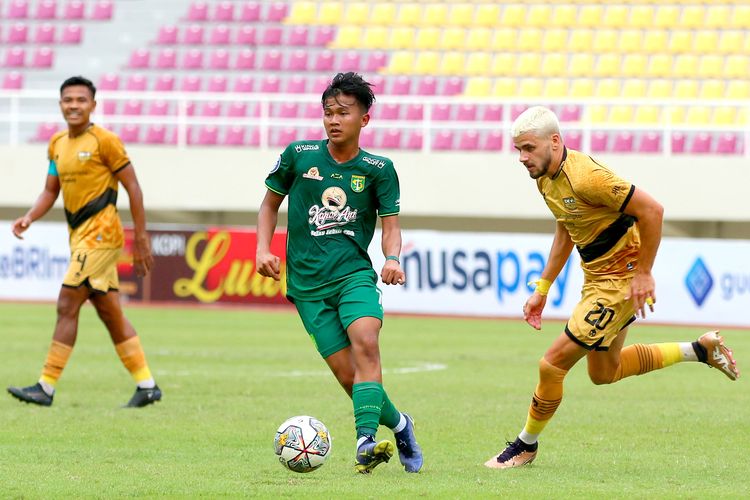 Pemain Persebaya Surabaya Deny Agus membawa bola saat pertandingan melawan Dewa United FC pada pekan ke-17 Liga 1 2022-2023 yang berakhir dengan skor 1-2 di Stadion Manahan Solo, Sabtu (24/12/2022) sore.