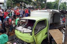 Truk yang Tertabrak Kereta Nyeberang Rel Meski Sinyal Perlintasan Masih Bunyi