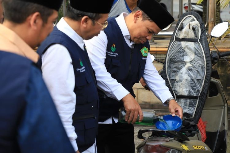 Pemudik dapat bensin gratis di Masjid Al Hidayah, Cikarang Barat, Bekasi, Jumat (13/3/2026).