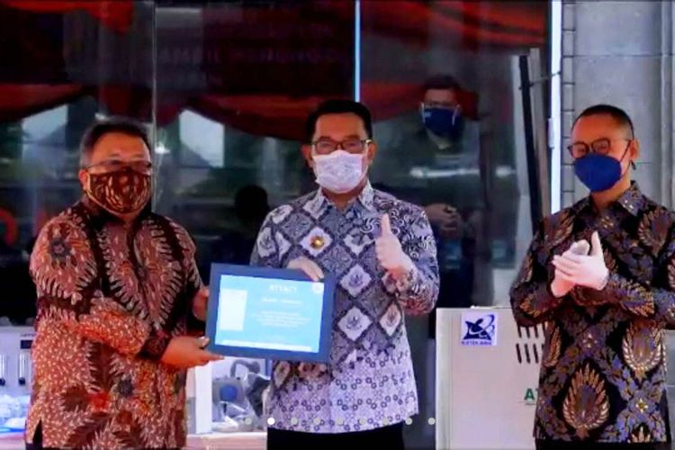 Menristek Bambang Brodjonegoro menyerahkan simbolis produk inovasi kepada Gubernur Jawa Barat Ridwan Kamil disaksikan Wakil Ketua Komisi VII DPR RI Eddy Soeparno, Selasa (8/12/2020).