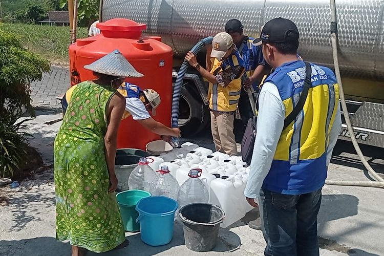 BBWS DAS Solo melakukan droping 8.000 liter air bersih kepada warga Desa Kerek. Kekeringan di Kabupaten Ngawi meluas, sebanyak 9 desa kesulitan air bersih. Untuk memenuhi kebutuhan air minum dan memasak mereka bergantung kepada droping air bersih