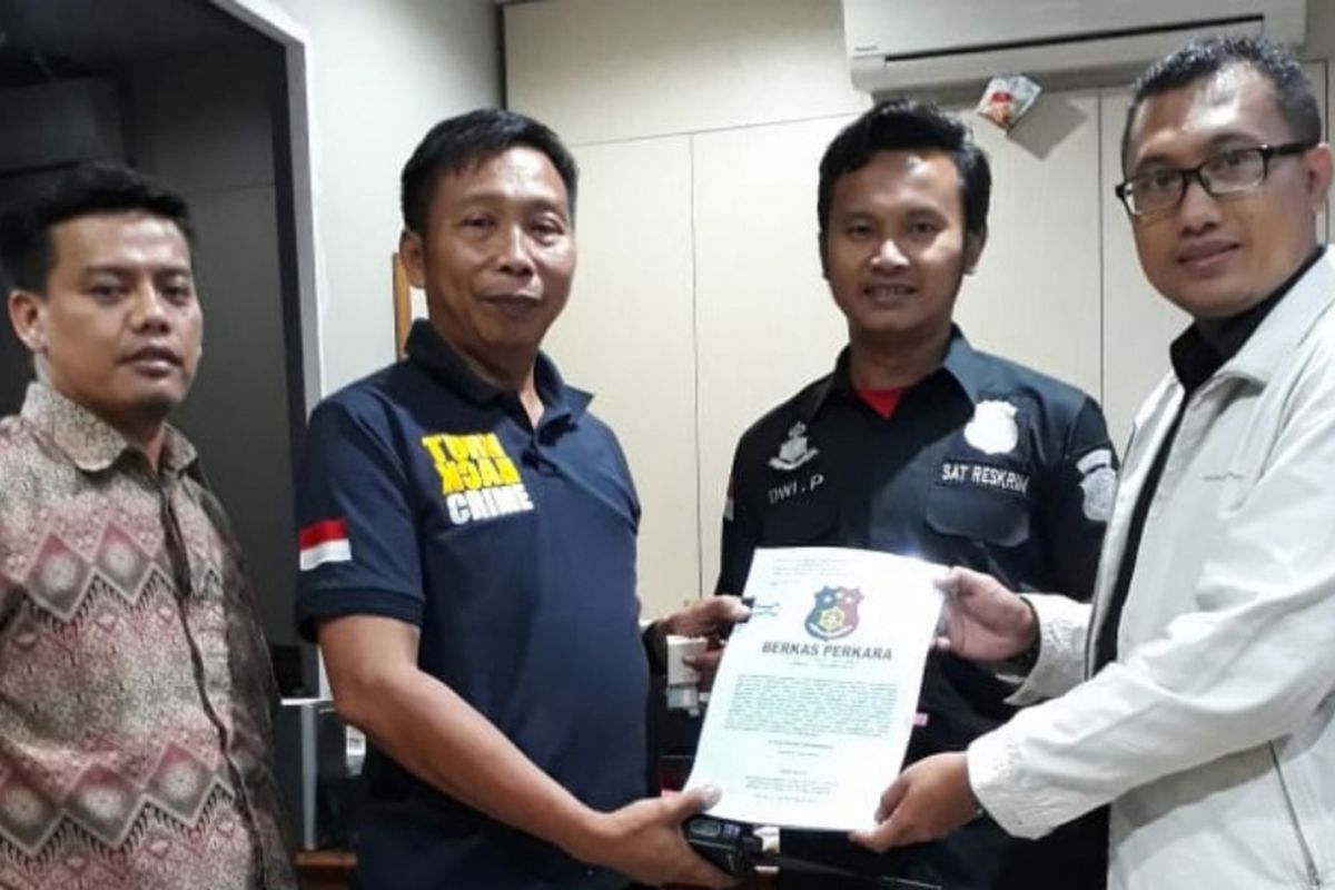 Penyidik Sentra Gakkumdu menyerahkan berkas penyidikan kepada Ketua Koordinator Sentra Gakkumdu Bawaslu Jakarta Utara Benny Sabdo di Polres Jakarta Utara, Kamis (18/10/2018).