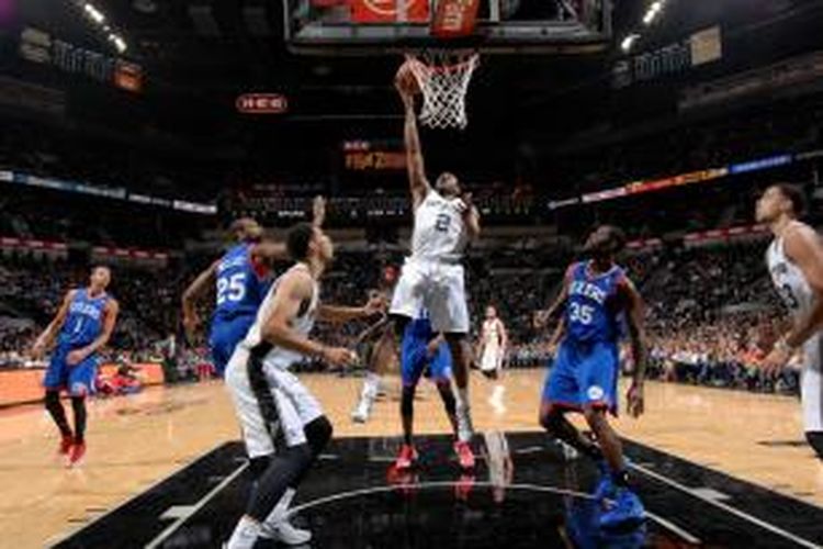 Pebasket San Antonio Spurs Kawhi Leonard (#2) memasukkan bola saat menghadapi Philadelphia 76ers di AT&T Center, Senin (24/3/2014).