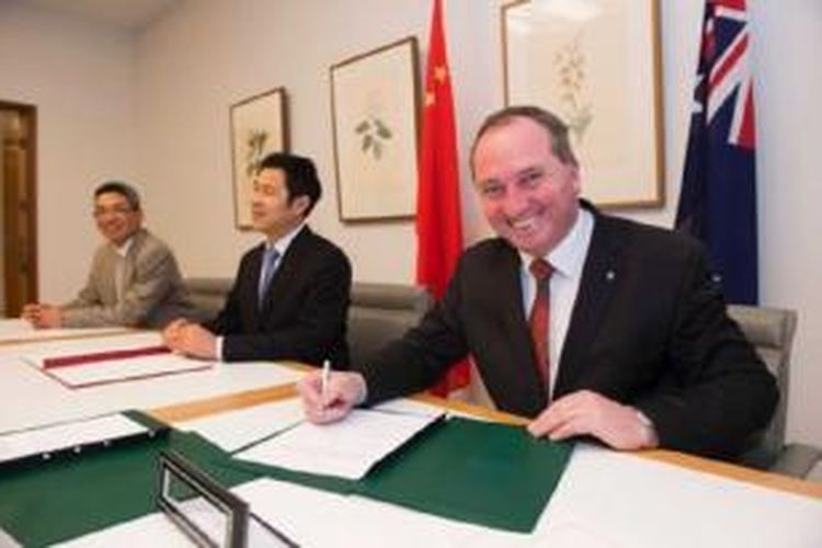 Wakil Dubes China Cai Wei, Dirjen AQSIQ Dr Li Jianwei, dan Menteri Pertanian Barnaby Joyce menandatangani kesepakatan di Canberra. 