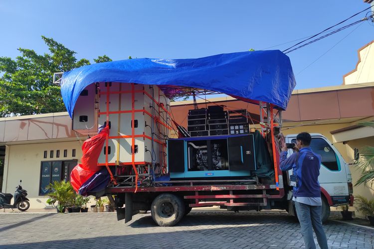 Truk sound pengangkut sound sistem yang disewa warga Desa Babad, Kecamatan Kebonagung, Kabupaten Demak, diparkiran di halaman Polres Demak, Senin (8/4/2024). (KOMPAS.COM/NUR ZAIDI)