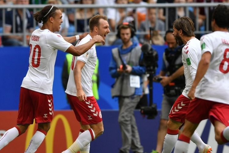 Gelandang Denmark, Christian Eriksen (kedua dari kiri), merayakan gol yang dicetak ke gawang Australia dalam laga Grup C Piala Dunia 2018 di Samara Arena, Samara, Rusia pada 21 Juni 2018. 