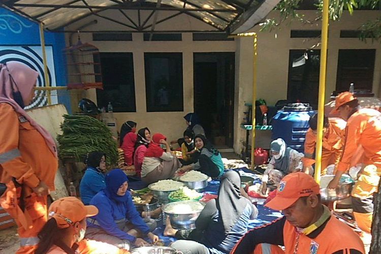 Dapur umum dibuka di Kantor Kelurahan Ancol, Pademangan, Jakarta Utara pada Rabu (8/12/2021). Menyediakan ratusan paket.ma