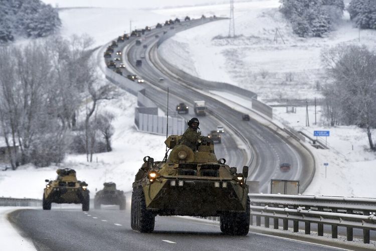 Sebuah konvoi kendaraan lapis baja Rusia bergerak di sepanjang jalan raya di Crimea, Selasa, 18 Januari 2022. 