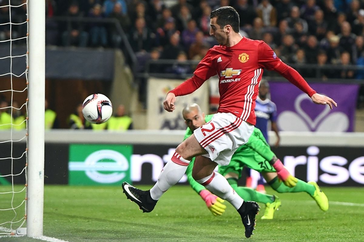 Pemain Manchester United, Henrikh Mkhitaryan, mencetak gol ke gawang Anderlecht pada pertandingan pertama perempat final Liga Europa pada 13 April 2017. 