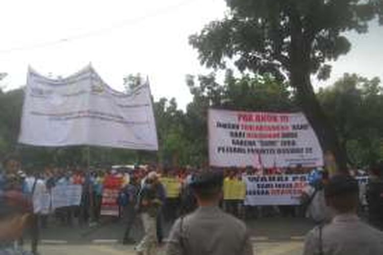 Seratusan pengunjuk rasa yang mengatasnamakan sopir PT Trans Batavia mengadakan unjuk rasa di Balai Kota DKI Jakarta, tempat Gubernur Basuki 