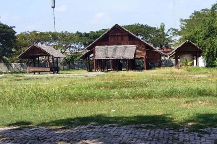 Tiga bangunan yang dijadikan Musem Kota Lhokseumawe, terlihat sepi dan penuh rumput, Senin (11/2/2019).