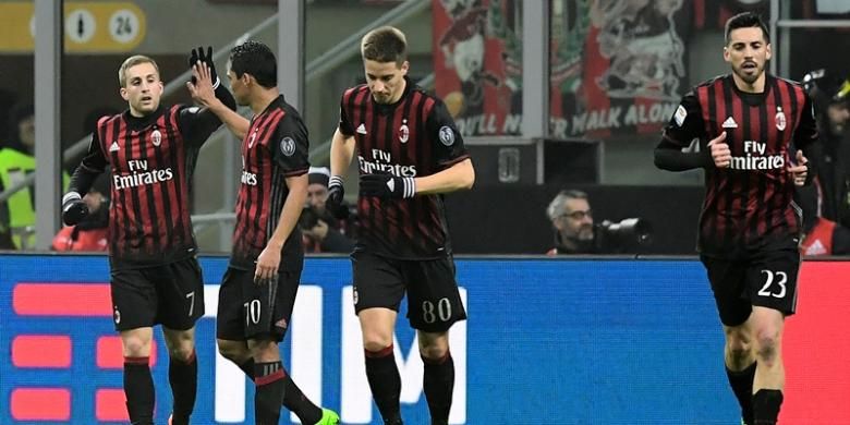 Penyerang AC Milan,  Carlos Bacca (dua dari kiri), memberikan selamat kepada  Gerard Deulofeu setelah dia mencetak gol dalam pertandingan Serie A melawan Fiorentina di Stadion San Siro pada 19 Februari 2017.
