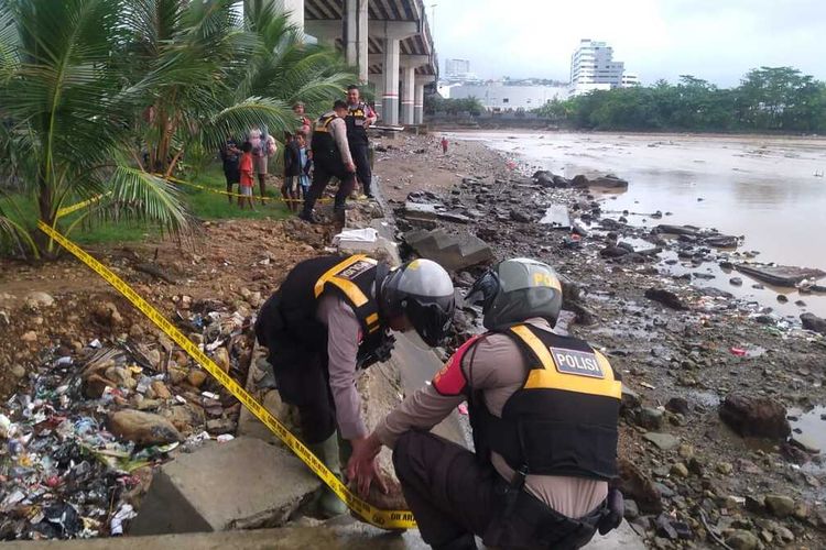 Aparat kepolisian di Ambon memgevakuasi jasad bayi yang ditemukan sejumlah remaja di pesisir Pantai Desa Galala, Kecamatan Sirimau, Kota Ambon, Selasa sore (30/5/2023)