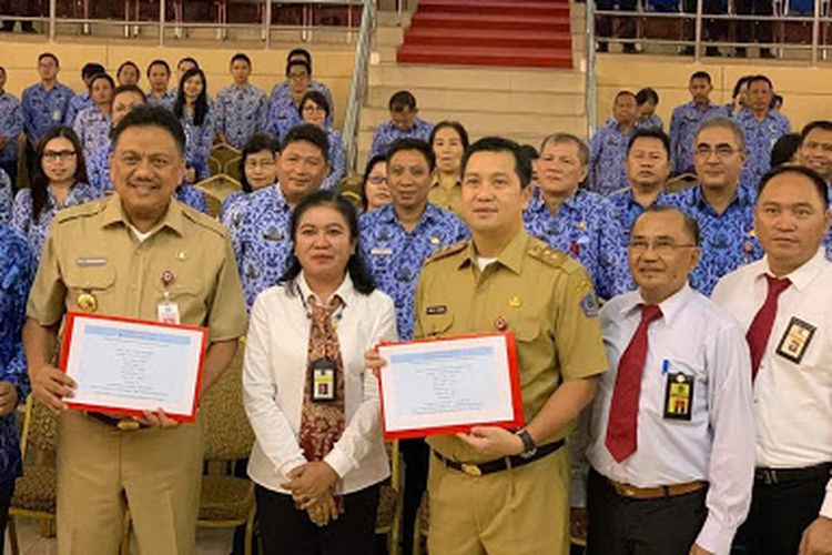 Gubernur Sulawesi Utara Olly Dondokambey, bersama Wakil Gubernur Steven Kandouw dan Sekprov Edwin Silangen, menyerahkan laporan SPT Tahunan Pajak Penghasilan (PPh) Orang Pribadi (OP) Tahun 2018 kepada Kakanwil Direktorat Jenderal Pajak (DJP) Suluttenggomalut, Agustin Vita Avantin di Auditorium Mapalus Kantor Gubernur, Senin (18/3/2019) pagi.