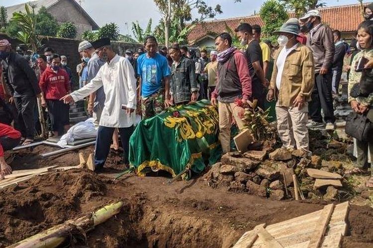 Prosesi pemakaman Tuti (55) dan Amalia (23) di Tempat Pemakaman Umum (TPU) Istuning, Desa Jalan Cagak, Kecamatan Jalan Cagak, Kabupaten Subang, Jawa Barat, Kamis (19/8/2021). 