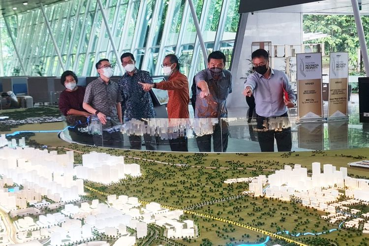 Jajaran Direksi dari Sinar Mas Land dan Jawa Timur Park Group melihat giant maket pengembangan dan lokasi City Zoo di BSD City.