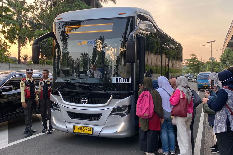 Bus BISKITA Trans Depon di pemberhentian LRT Harjamukti, Jakarta Timur, Selasa (16/7/2024).