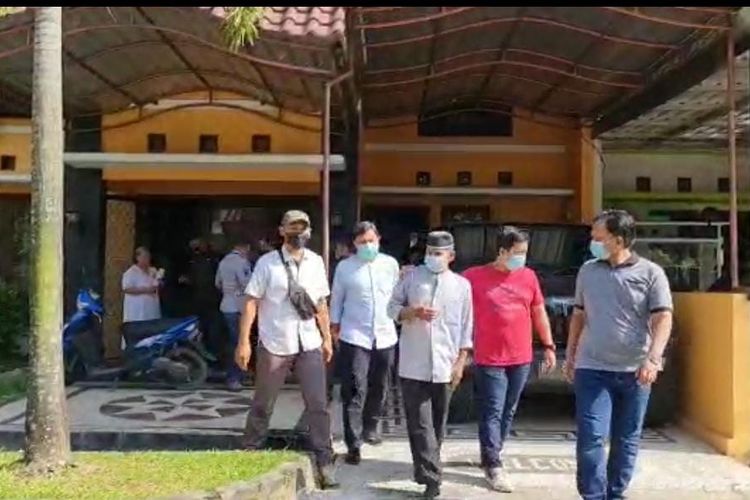Komisi Pemberantasan Korupsi (KPK) membantu Kejaksaan Tinggi Sulawesi Tengah menangkap terpidana perkara korupsi Khoironi F Cadda di Samarinda, Kalimantan Timur pada Kamis (27/5/2021).