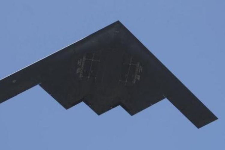 Pesawat pengebom jarak jauh B-2 Spirit Bomber adalah pendahulu pesawat pengebom baru B-21 yang desainnya dipamerkan dalam sebuah simposium di Orlando, Florida.