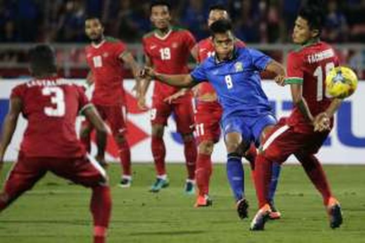 Pemain Thailand Siroch Chatthong (biru) menendang bola hingga membobol gawang Indonesia dalam laga final Piala AFF di Bangkok, Thailand, Sabtu (17/12/2016). AP PHOTO / WASON WANICHAKORN