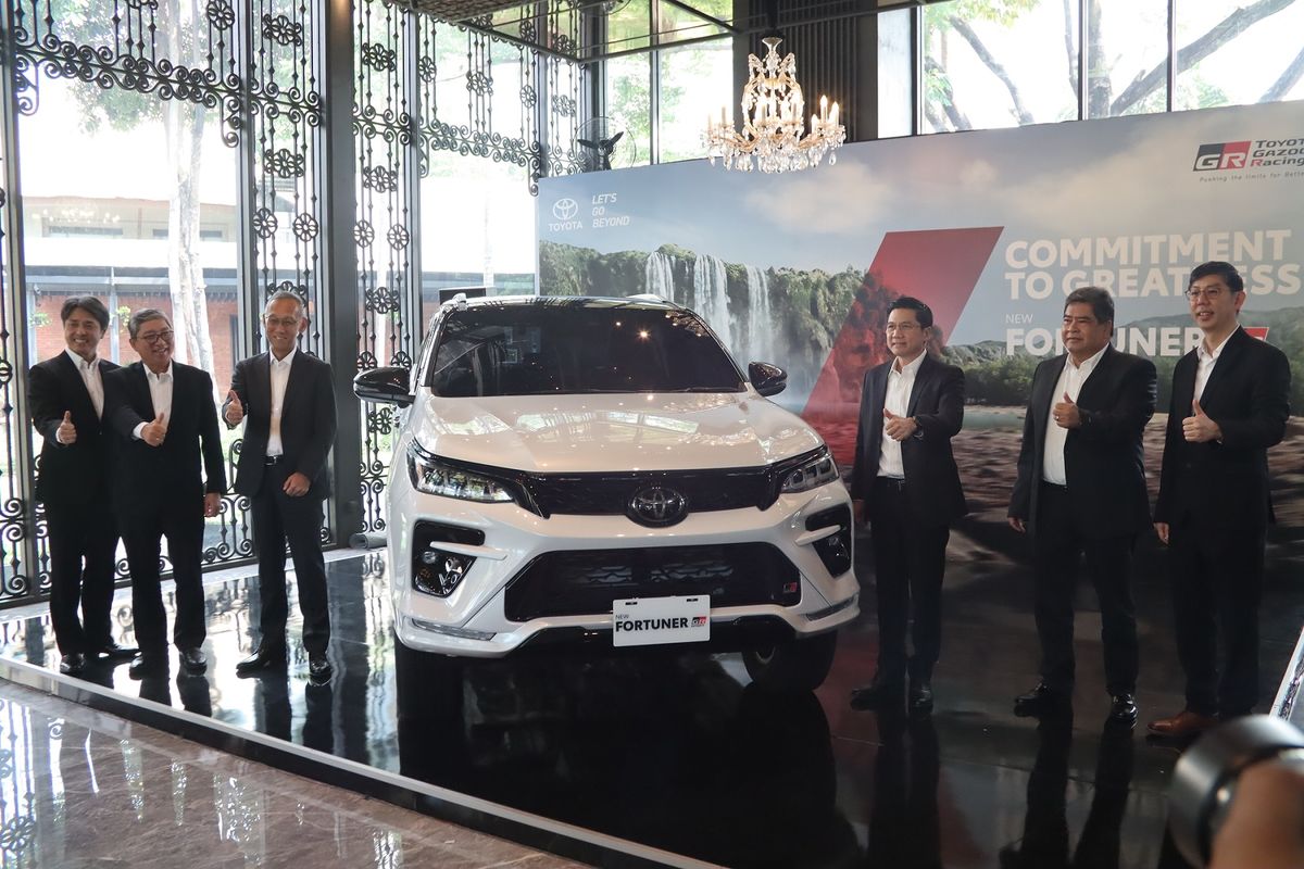 Toyota Luncurkan New Fortuner 2.8 GR Sport 4x4?Presiden Direktur (Presdir) PT Toyota-Astra Motor (TAM)  ?Hiroyuki Ueda (ketiga kiri)  dan Presdir PT Toyota Motor Manufacturing Indonesia (TMMIN) Nandi Julyanto (kedua kiri), bersama Wapresdir  TAM Henry Tanoto (ketiga kanan) dan Wapresdir TMMIN Bob Azam (kedua kanan) bersama jajaran direksi TAM lainnya Hiroyuki Oide (kiri) dan Anton Jimmi Suwandy (kanan) mengapit New Fortuner 2.8 GR Sport 4x4, yang diluncurkan secara resmi Toyota Indonesia di Plataran Senayan Jakarta, Jum?at (6/9). Kehadiran varian terbaru Toyota di segmen High SUV tersebut merupakan wujud komitmen Toyota menjaga loyalitas pelanggan melalui pengembangan berbagai aspek yang memanjaakan pemilik Toyota Fortuner. New Fortuner 2.8 GR Sport 4x4 merupakan kendaraan all-rounder yang sanggup memberikan tingkat kenyamanan tinggi di jalan perkotaan, namun juga dapat diandalkan di medan off-road.
