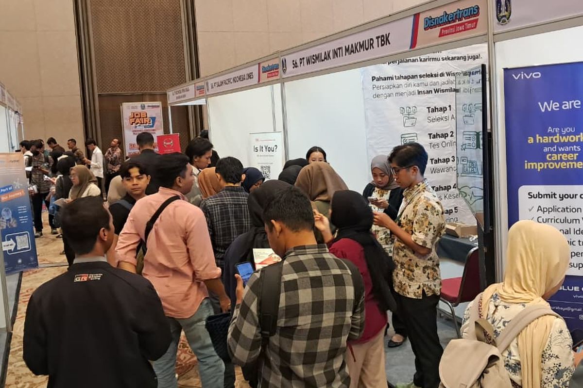Terlihat para pencari kerja memadati Job Fair Inklusif 2025 bertajuk Merdeka Berkarir: Find Your Bright Future yang digelar Pemerintah Provinsi (Pemprov) Jawa Timur ( Jatim) di Dyandra Convention Center Surabaya, mulai 30 September hingga 1 Oktober 2025.