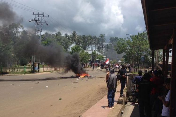 Aksi blokade jalan yang dilakukan massa pasangan calon bupati Morotai, Maluku Utara saat pleno rekapitulasi perolehan suara pilkada 2017, Rabu (22/2/2017)