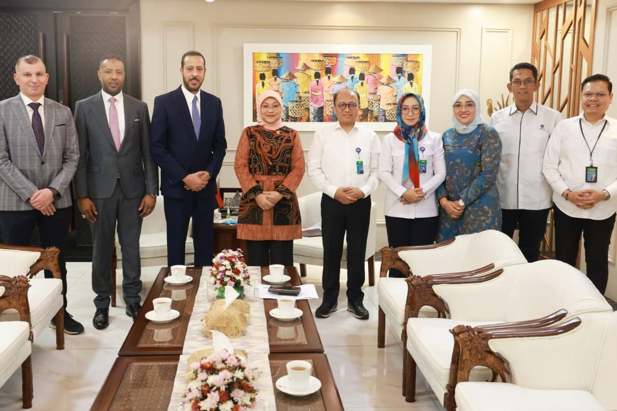 Menteri Ketenagakerjaan Ida Fauziyah saat bertemu dengan Duta Besar Libya untuk Indonesia untuk membahas inisasi kerja sama bidang ketenagakerjaan di Kantor Kementerian Ketenagakerjaan, Jakarta, Selasa (21/5/2024)