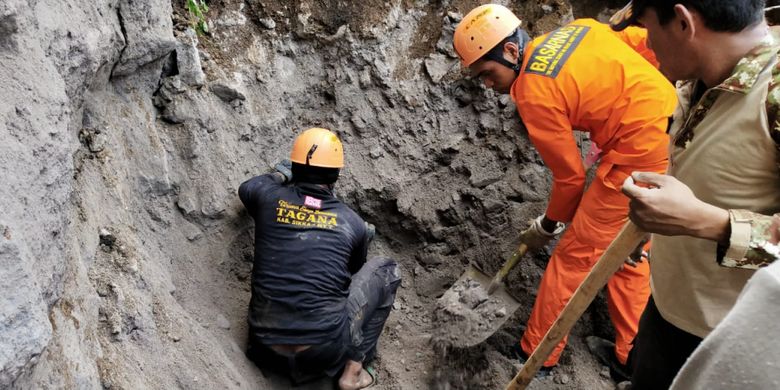 Tiga korban meningggal akibat longsor di penambangan pasir desa Hale, Kecamatan Mapitara, Kabupaten Sikka, NTT. 