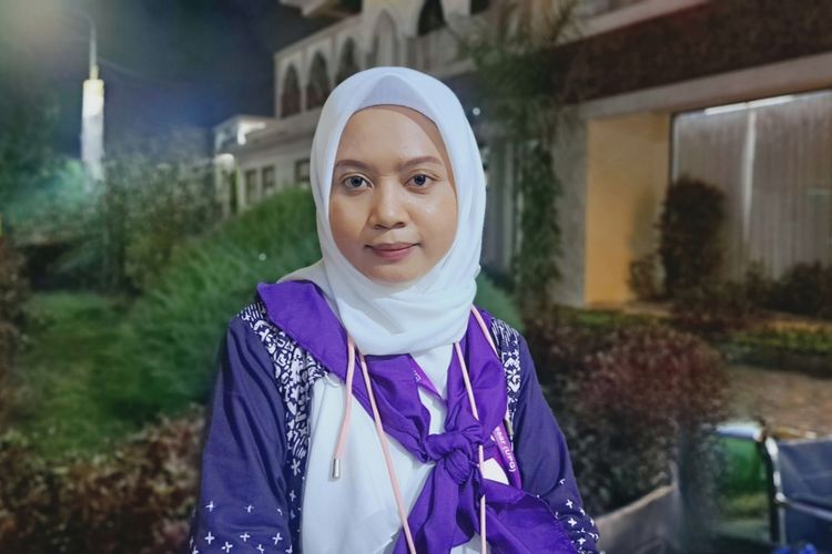 Nurul Ilza (25) calon jemaah haji (CJH) embarkasi Makassar, Sulawesi Selatan (Sulsel) saat berada di area lobi Aula Arafah Asrama Haji Sudiang Makassar, Selasa (4/6/2024) malam.