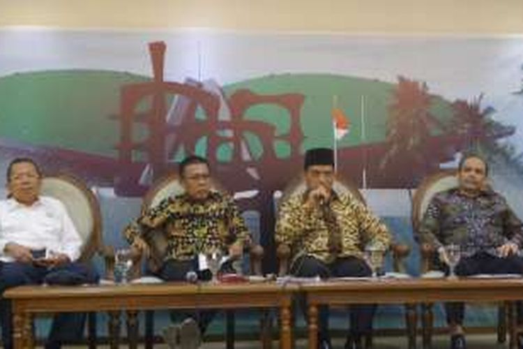 Anggota Komisi III Arsul Sani, Masinton Pasaribu, Muhammad Syafii, dan Dossy Iskandar dalam konferensi pers di Kompleks Parlemen, Senayan, Jakarta, Jumat (16/12/2016)