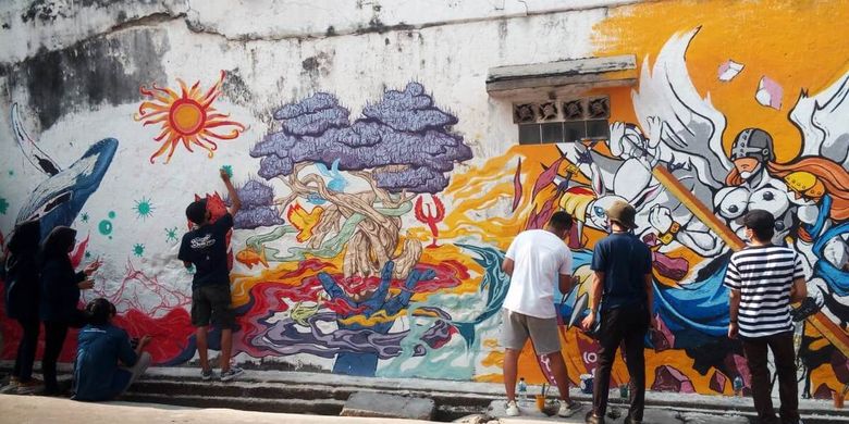 Generasi muda di Cianjur, Jawa Barat, mengampanyekan bahaya Covid-19 lewat karya street art mural di kawasan pertokoan.