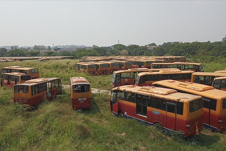 Ratusan bus berlabel Transjakarta terbengkalai di Kecamatan Dramaga, Kabupaten Bogor.