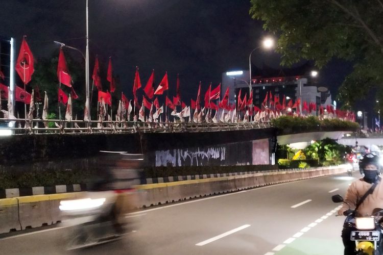 Kondisi Jalan Salemba Raya, Senen, Jakarta Pusat, yang ramai alat peraga kampanye (APK), Jumat (19/1/2024).