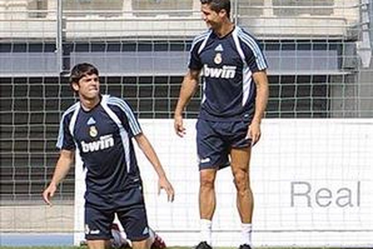 Ricardo Kaka dan Cristiano Ronaldo, dua bintang besar yang memperkuat Real Madrid. Banyaknya bintang justru akan membuat tekanan buat Madrid menjadi besar.