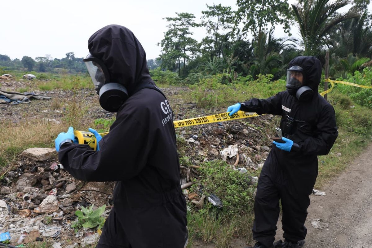 Petugas mendekontaminasi Kawasan Industri Modern Cikande, Serang, Banten. 