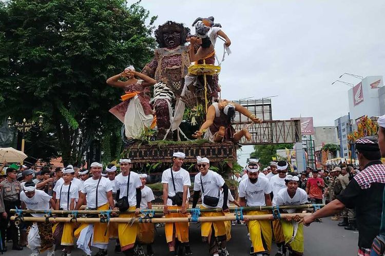 Umat Hindu di Mataram melaksanakan pawai ogoh-ogoh menjelang pelaksanaan hari Raya Nyepi, Minggu (10/3/2024).