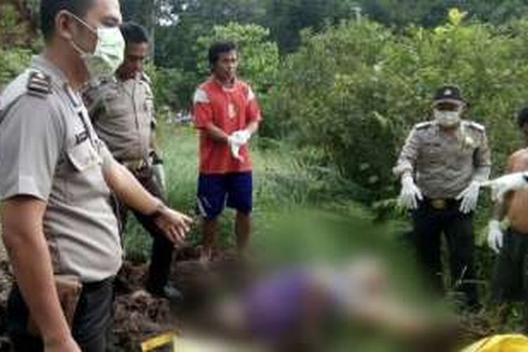 Petugas dari Polsek Tayan Hilir saat melakukan olah TKP di lokasi penemuan mayat perempuan hamil tanpa identitas di lokasi perkebunan kelapa sawit milik perusahaan PT.SMP di Kecamatan Tayan Hilir, Kabupaten Sanggau, Kalimantan Barat, Selasa (20/9/2016)