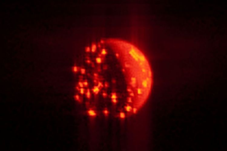 Erupsi gunung berapi yang berhasil diabadikan Juno di salah satu bulan Jupiter, Io.