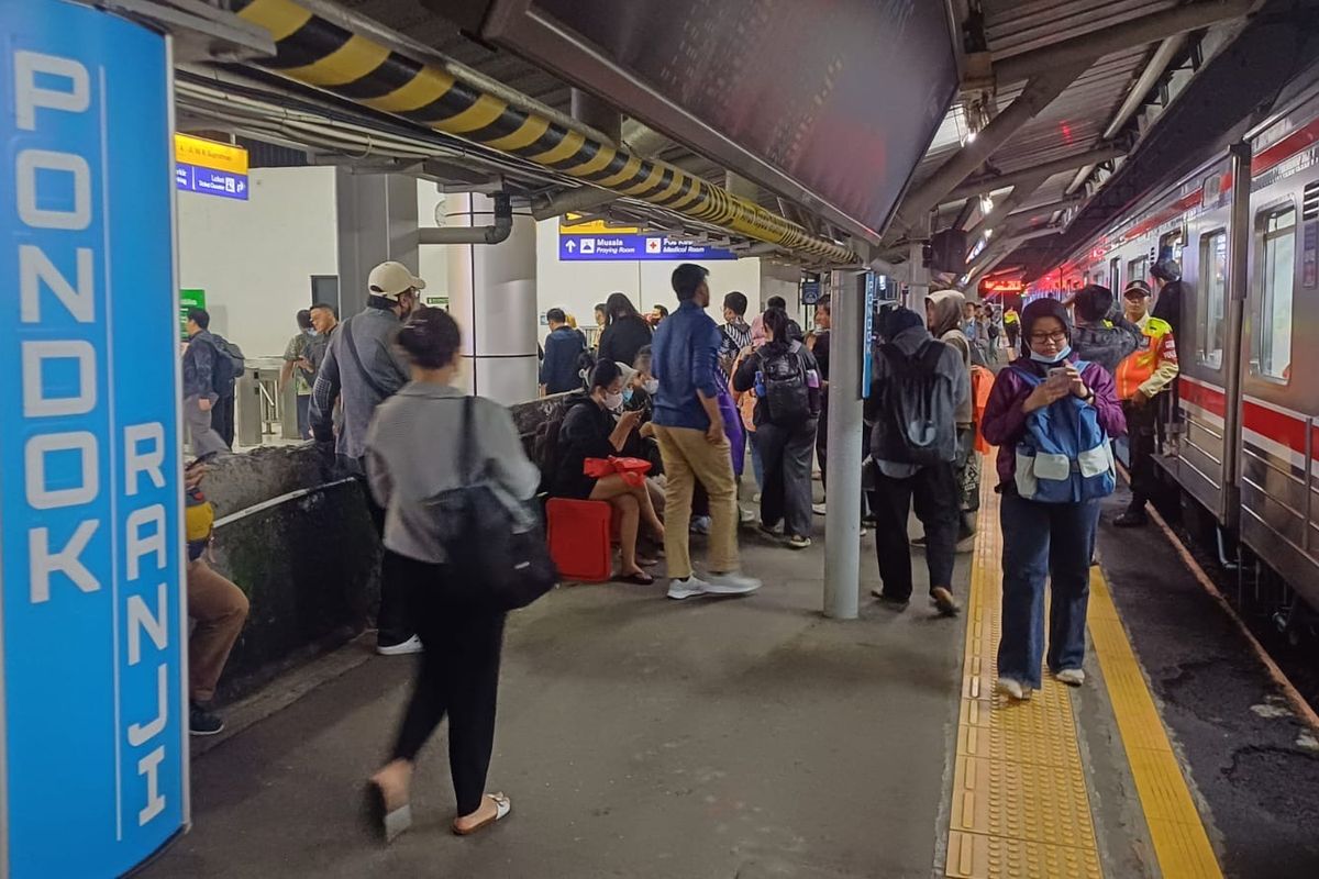 Kondisi penumpukan penumpang KRL Commuter Line imbas gempa di Kabupaten Bekasi, Stasiun Pondok Ranji, Rabu (20/8/2025).