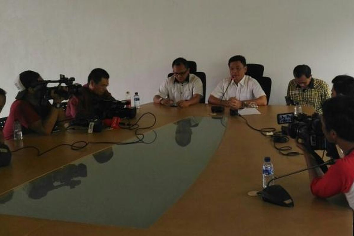 Wakil Sekretaris Jenderal (Wasekjen) Dewan Pimpinan Pusat Partai Golkar Ace Hasan Syadzily (baju putih tengah) saat konfrensi pers di kantor DPD DKI Partai Golkar di Menteng, Jakarta Pusat. Jumat (24/2/2017)