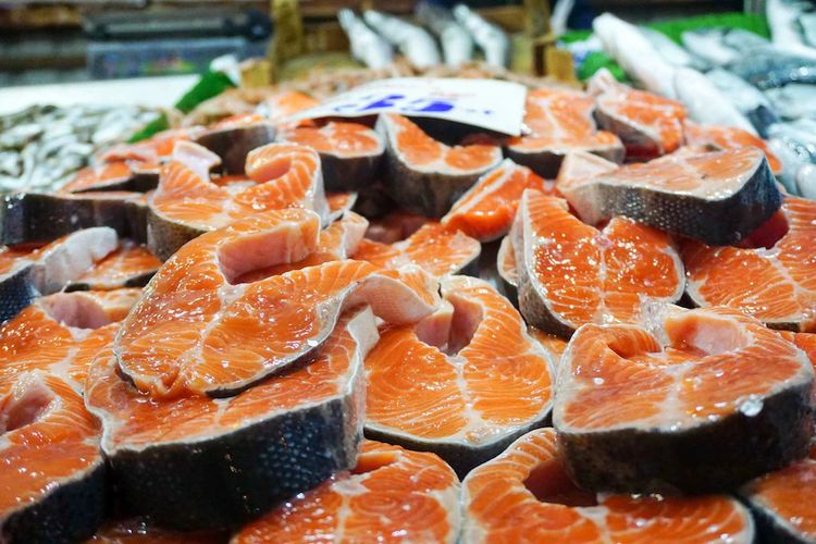 Supermarket masih lebih mengutamakan penjualan produk ikan yang lebih menguntungkan.