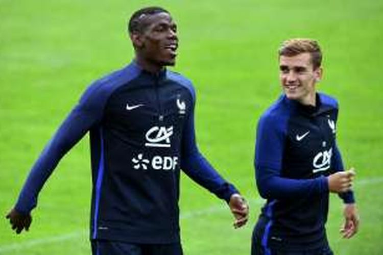 Dua pemain tim nasional Perancis, Paul Pogba dan Antoine Griezmann (kanan), menjalani sesi latihan di Austria, pada 1 Juni 2016.