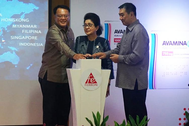 Direktur Utama PT Ferron Par Pharmaceuticals Krestijanto Pandji, Menteri Kesehatan Nila Moeloek, dan Direktur PT Ferron Par Pharmaceuticals Benny Sutisna Suwarno menekan sirine pelepasan ekspor produk Avamina SR&reg; ke Polandia.