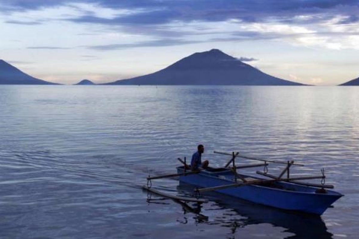 Nelayan usai berlayar di tepi laut Bobanahena, Halmahera Barat, Jumat (17/5/2013). Bobanahena merupakan salah satu tempat yang banyak dikunjungi oleh wisatawan yang datang ke Festival Teluk Jailolo 2013.