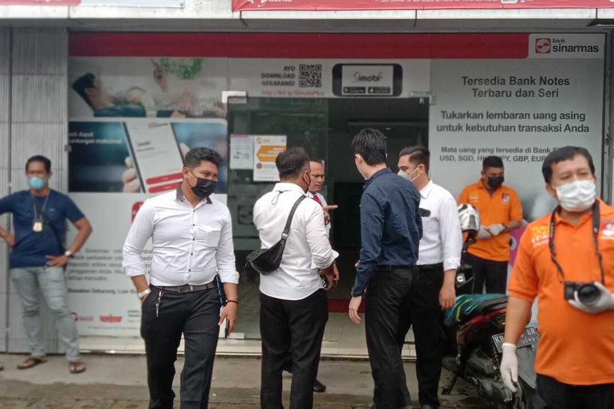 Kantor Bank Sinarmas di perempatan Jalan Gajahmada Pontianak, Kalimantan Barat (Kalbar) diduga ditembaki orang tak dikenal, Senin (27/9/2021) pagi. Terdapat sedikitnya ada belasan lubang yang diduga bekas tembakan. Kepolisian setempat masih melakukan penyelidikan.