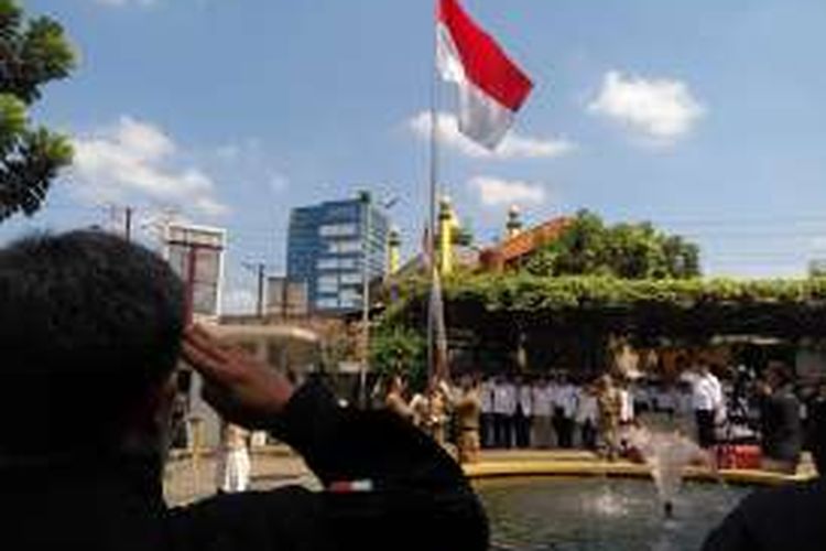 Upacara pengibaran bendera menyambut HUT ke 71 RI yang digelar di halaman Kantor Dewan Pimpinan P usat PKS, Jalan TB Simatupang No 82, Pasar Minggu, Jakarta Selatan, Rabu (17/8/2016).