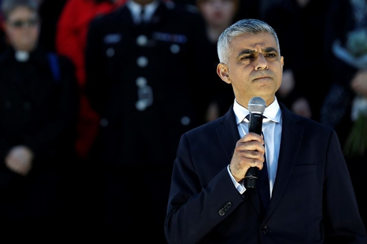 Wali kota London Sadiq Khan berbicara dalam doa bersama mengenang korban serangan teror yang digelar di Trafalgar Square, London, Kamis (23/3/2017).