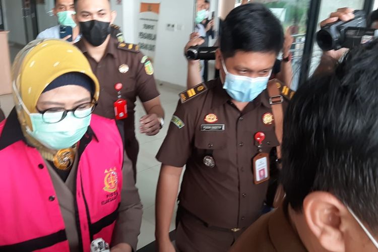 Ketua Umum KONI Tangerang Selatan RJ keluar dari Gedung Kejaksaan Negeri Tangerang Selatan usai ditetapkan sebagai tersangka korupsi dana hibah, Kamis (10/6/2021).