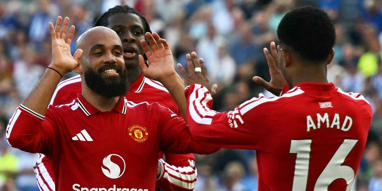 Bryan Mbeumo (kiri) merayakan gol bersama Amad Diallo (kanan) dalam pertandingan sepak bola Liga Inggris antara Brighton & Hove Albion vs Manchester United di Stadion American Express Community di Brighton, Inggris selatan pada 24 Mei 2026. (Foto oleh Glyn KIRK / AFP) 